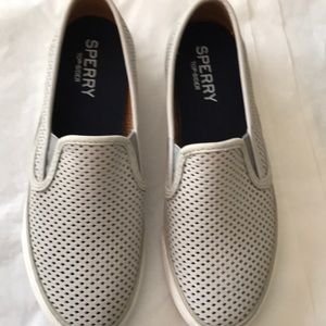 Sperry “seaside perfs grey” women’s 8M/Eur39
